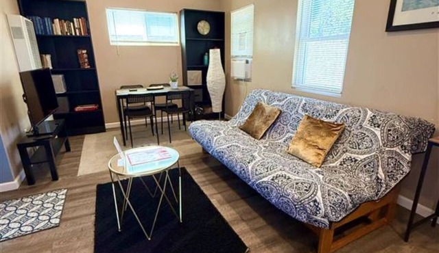 The studio apartment in Clairemont - New AC unitn