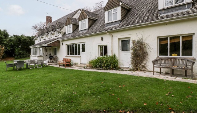 THE STUDIO - ARNE, pet friendly, with open fire in Stoborough