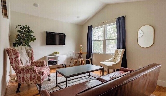 The Studio at Cleveland Park 2 bedroom 2 bathroom Near Lower Broadway