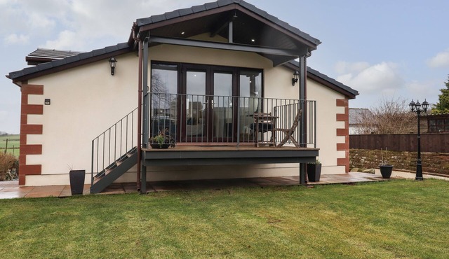 THE STUDIO - CHARONINI, pet friendly, with a garden in Penrith