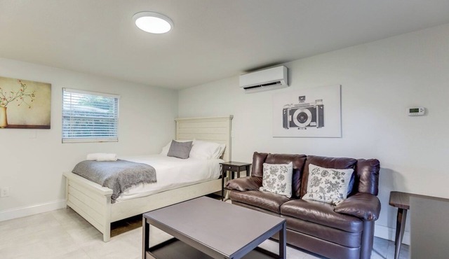 The Studio in The Oaks near the cruise & airport - By Avi