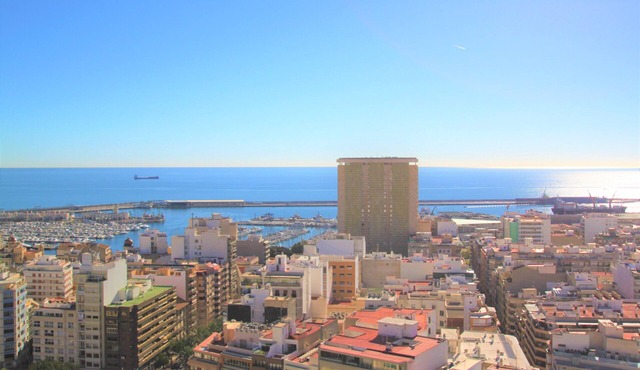 The studio is located in the heart of Alicante, in one of the most emblematic buildings.