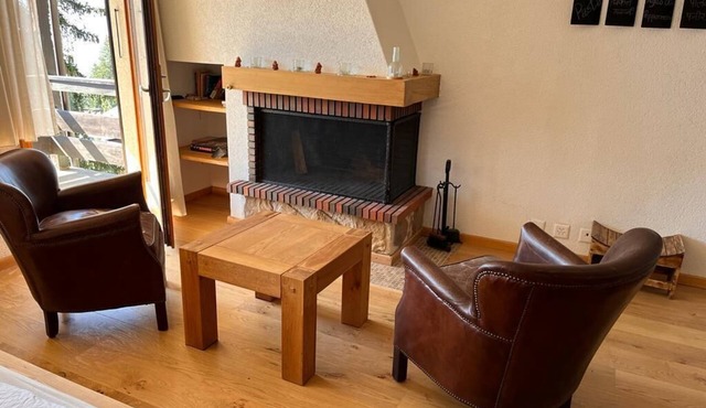 The studio is located in Les Arsets, about 1km from the start of the Fracherets ski lift, linking th