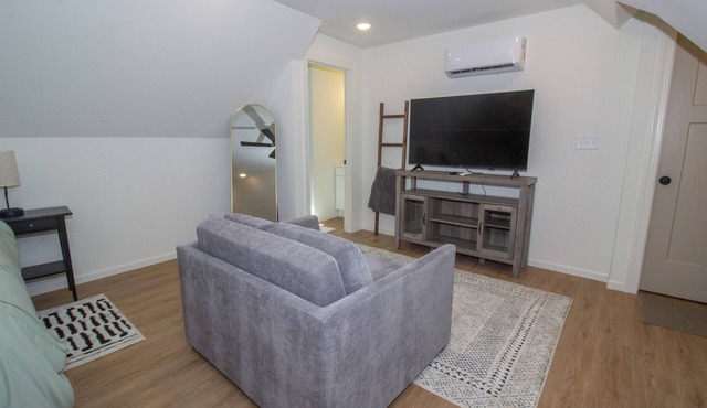 The Studio on Rainbow is a cozy and functional studio apartment located in Waynesville, just minutes from Fort Leonard Wood. Perfect for short or extended stays, this space offers a queen bed, twin pullout, full kitchen, and modern essentials