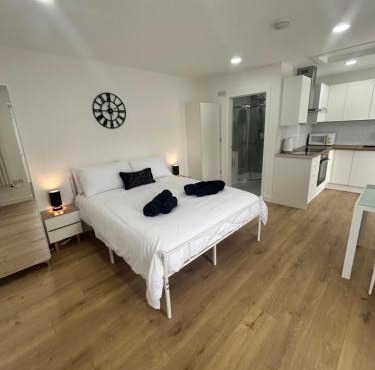 The Studio - Peaceful Village Studio with Parking, Wi-Fi & Views