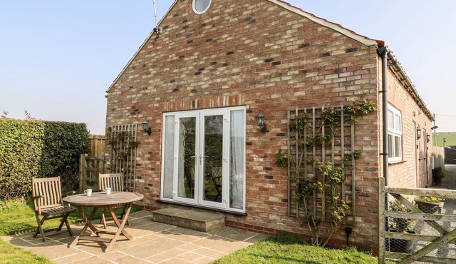 THE STUDIO, pet friendly, country holiday cottage in Stamford Bridge