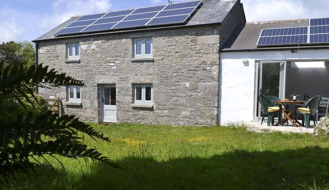 THE STUDIO, pet friendly, with open fire in Rinsey Cove