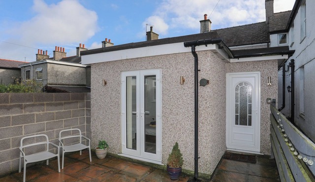 THE STUDIO @ THE OLD POST OFFICE, pet friendly in Cemaes Bay