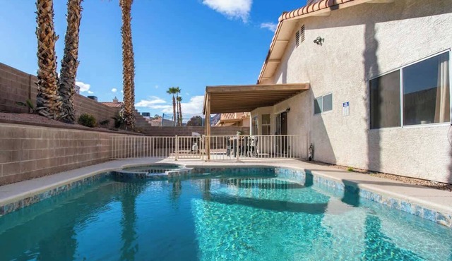 The Stunner - Cozy Fireplace and Pool + Heated Spa