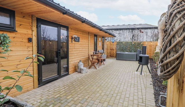 THE STY, romantic, with hot tub in Hatton, Derbyshire