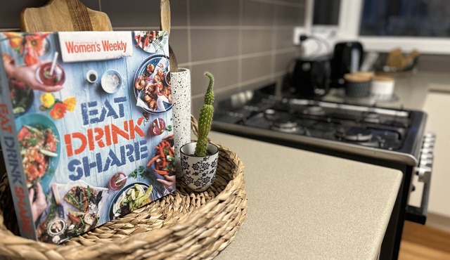 The stylish Mordi Gem with alfresco deck! 5 min walk- beach, restaurants, shops