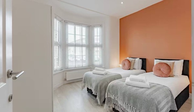 The Stylish Shamrock City Escape | Garden | 10 minutes from Westfield Stratford