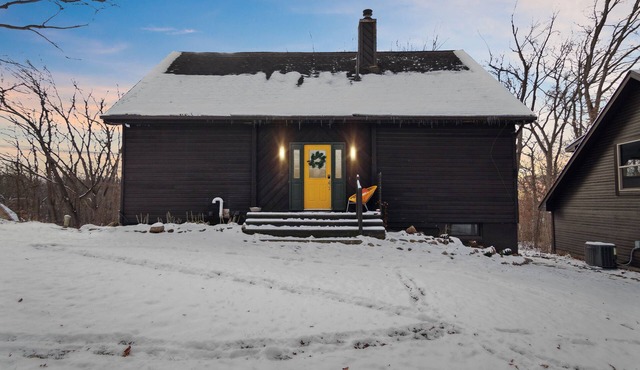 The Sunshine House ☀️ w/Sauna & 5 min. from downtown Milford + Kensington Park.
