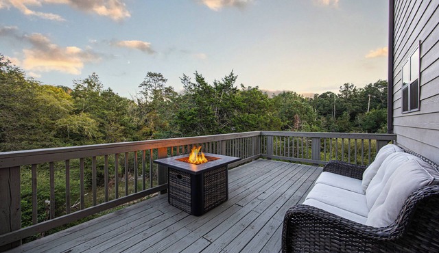The Suburban Cabin - Surbuban Home W/A Cabin Feel and Creek View