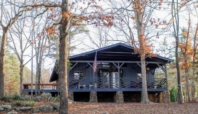 “The Sugarloaf Mountain Cabin” A Charming Lakefront Escape!