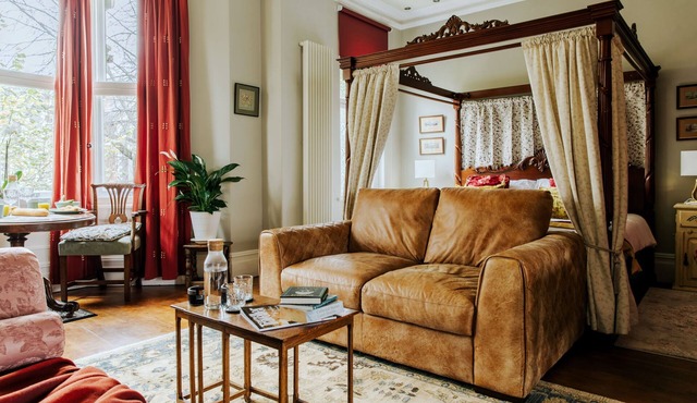 The Suite | Cardiff City Centre + Private Parking