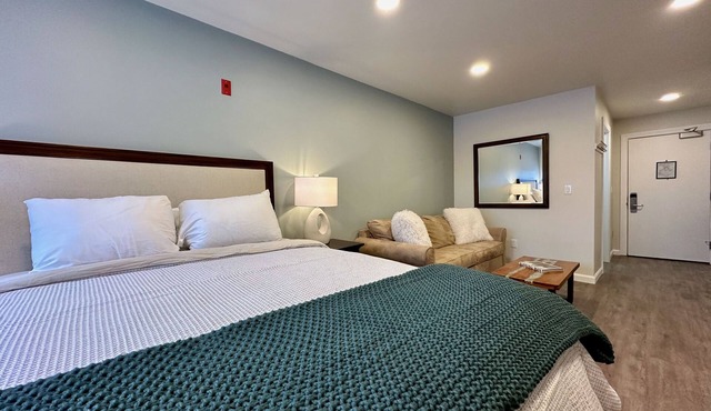 The Suites: Next Door - Studio at Killington Resort on the Bus Route. Discounted Ski Rentals. 531