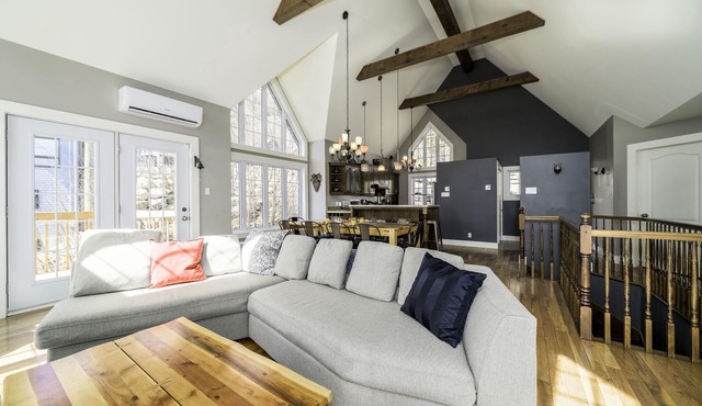 The Summit | 4Season Spa | Fireplace | BBQ | Near Stoneham | Terrace | WIFI | AC