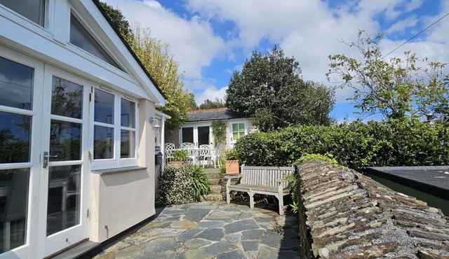 The Summer House - a cottage that sleeps 6 guests in 3 bedrooms