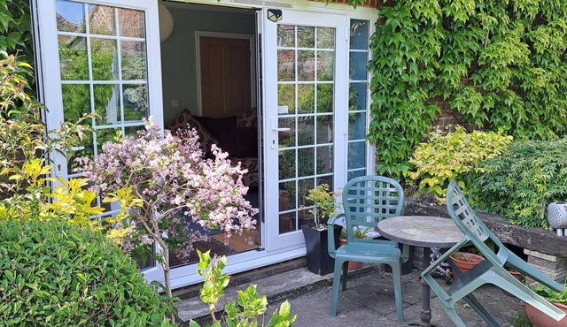 The Summer Room - Private entrance to bedroom, bathroom and lounge with parking