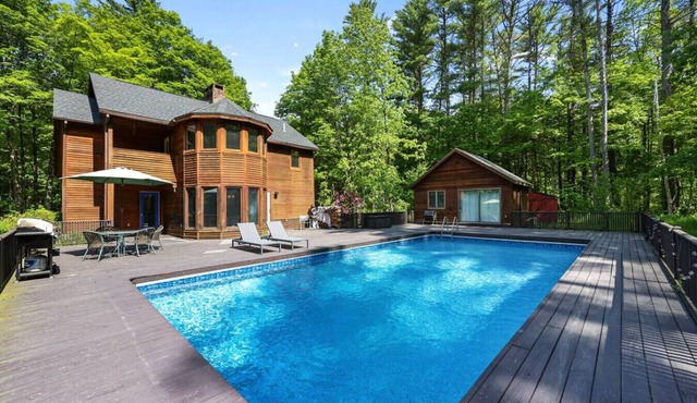 The Summerwood Hideout | Mins to Downtown! Pool