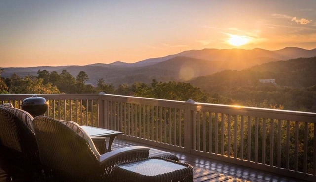 The Summit - A Spacious Luxury Cabin w/Unbeatable Panoramic Views