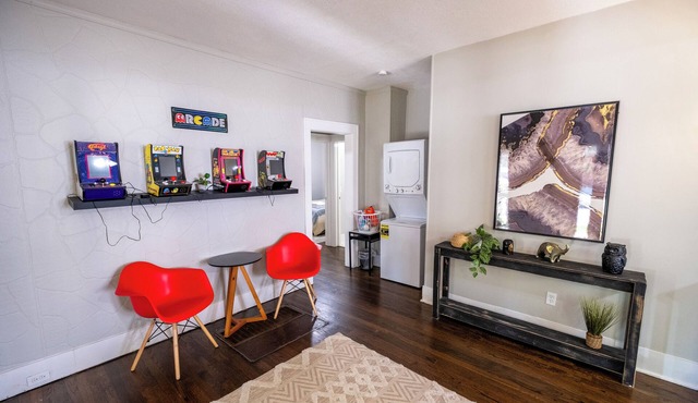 The Summit Cottage – Chic 2BR Near Downtown Lee's Summit