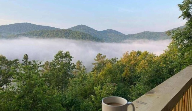 The Summit Haven -Top of Mountain/Pet Friendly/Panoramic Year-Round Views