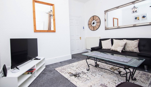 The Summit West end Spacious City flat with Private parking