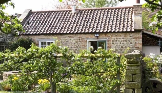 THE SUN HOUSE, luxury holiday cottage, with a garden in Ferrensby
