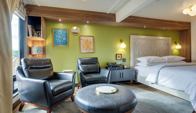 The Sun King @ The Louie Boutique Motel, Walk to Everything! Dog Friendly!