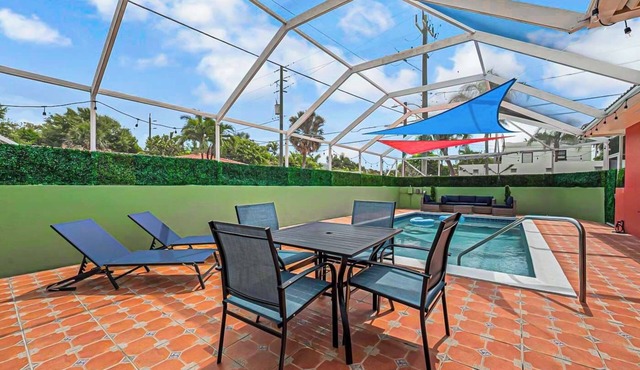 The Sun Sail Retreat - Spacious Home w/Private Pool, 1 Mile to Beach, Walk DT!