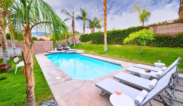 The Sunberry: Private Mini Resort, Free Heated Pool/Spa, 5-star hospitality!