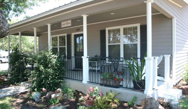 The Sunday House -Adorable Hill Country Cottage - Llano River, Shopping, Sights
