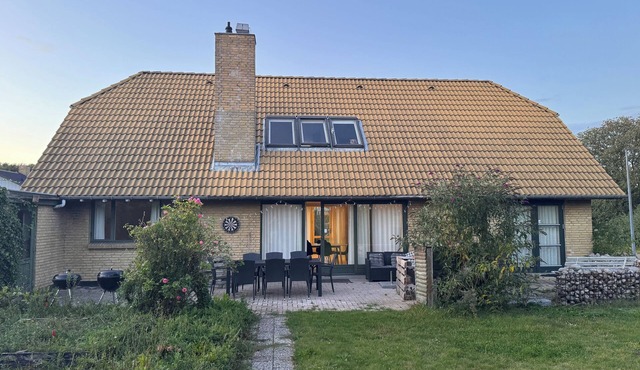 The Sunflower: 7BR, 3BA Retreat w/Garden & Parking in Munkebo