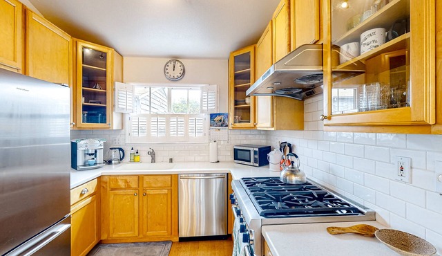 The Sunflower Cottage | House in Pacifica with enclosed patio - close to beaches