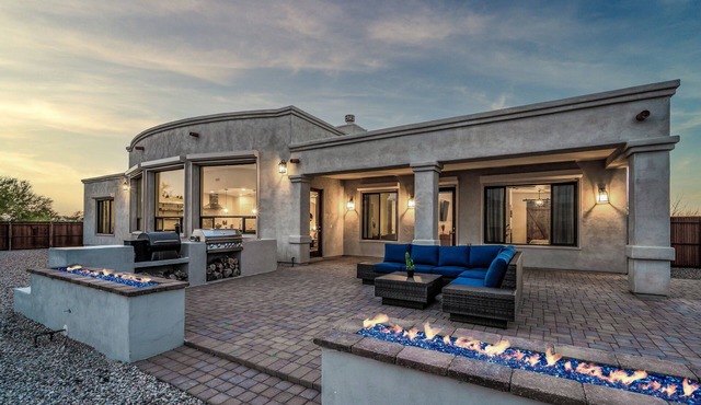 The Sunkist Estate! Dedicated Game room, Huge backyard and room for 11!