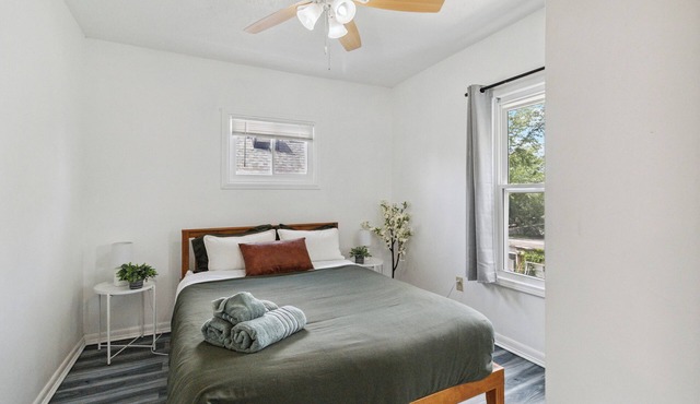 The Sunny Nook- The Sunroom APT West CLE