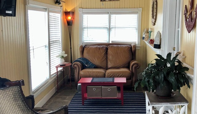 The Sunny Place Apt. 1/Bed F/B W/D full kitchen sunroom deck