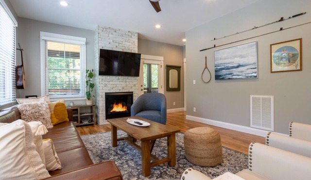 The Sunny Side | A Modern Mountain Retreat Near Downtown | Hot Tub