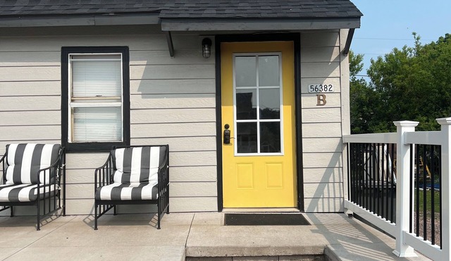 The Sunny Side! Convenient and Sleeps 6!