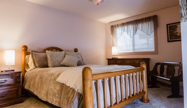 THE SUNRISE ROOM - Mountain Lakeview Lodge ~ Enjoy your stay!