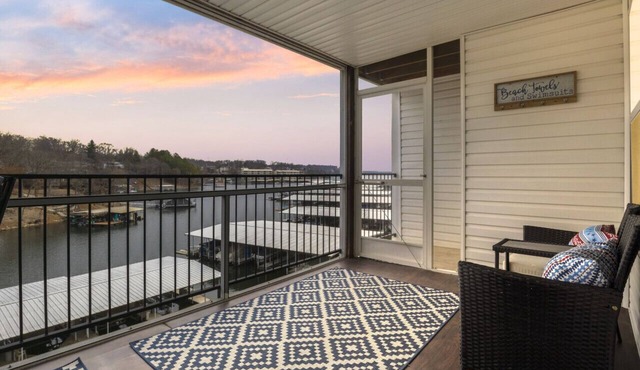 The Sunrise Suite – Waterfront Screened Balcony w/Pool!