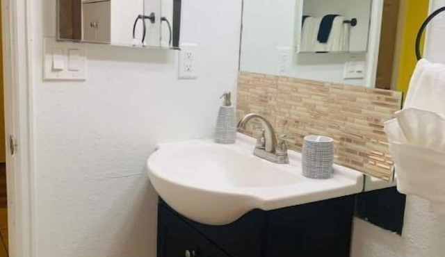 The Sunset 2-bedroom apartment near COS Airport