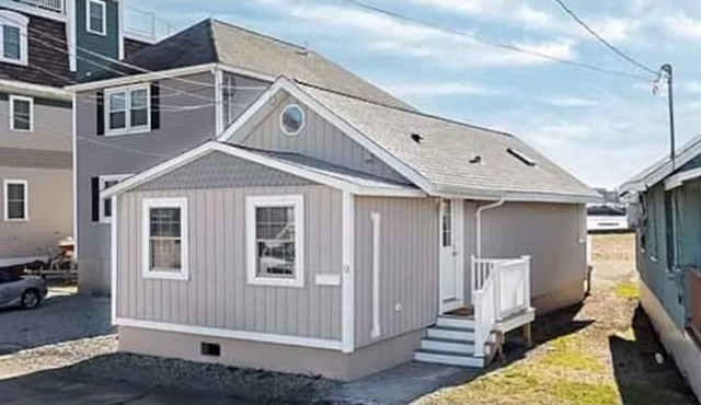 The Sunset Bay Retreat - Cozy Beach Bungalow