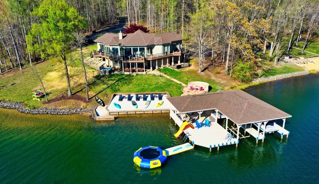 The Sunset Lake House Retreat. Private Side, Trampoline, Hot Tub, 100" TV, Games