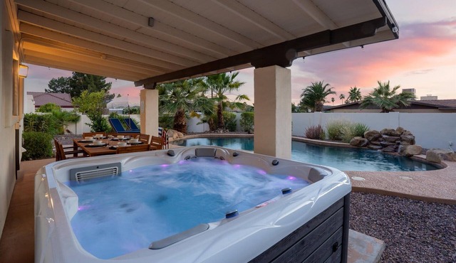 The Sunset Peak: Sleeps 18~Heated Pool~ Hot Tub