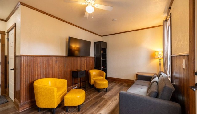 The Sunset|Pet-Friendly Downtown 1BR · Easy Entry · Patio Access ·