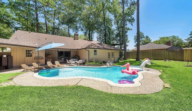 The Sunset | Pool, BBQ & Lounge | Family Fun Spot!