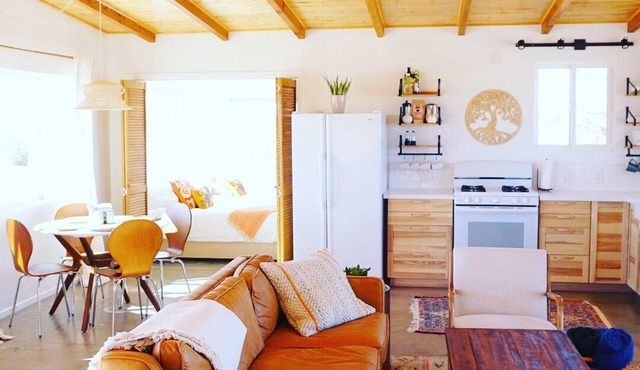 The Sunset Road House (Hot Tub! Hammocks! Fireplace!)